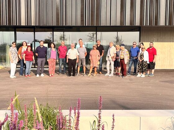 Landkreis-SPD vor dem neuen Landratsamt in Essenbach