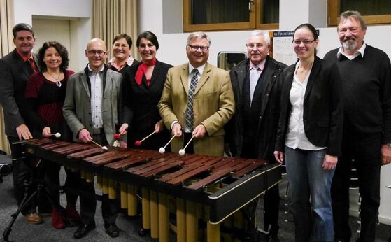 die SPD-Kreisräte mit Neufahrns Bürgermeister Peter Forstner (l.) und Musikschulleiterin Birgit Adolf (2. v. r.)