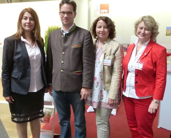 Filiz Cetin (l.) freut sich über ihre Wahl in den Landesvorstand