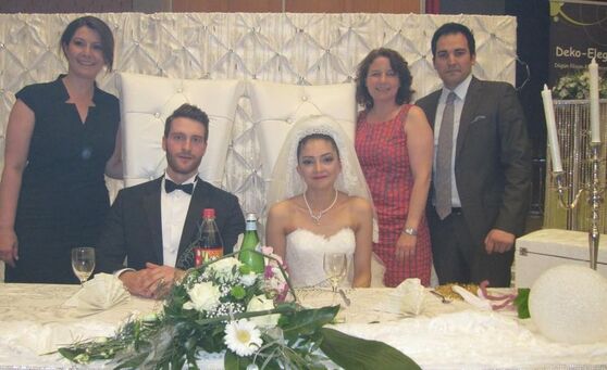 Das Brautpaar Tuba Altuntas und Erdi Cetin mit den Gratulanten
