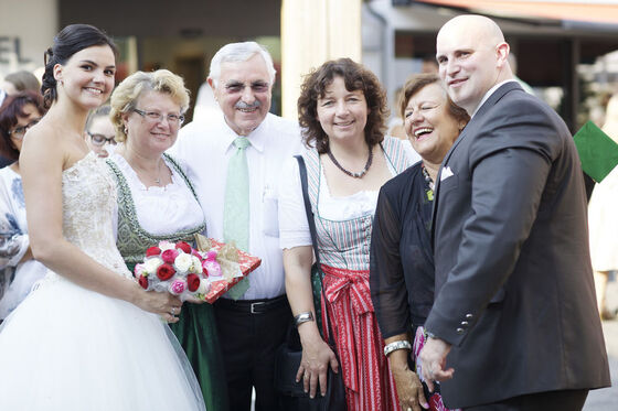 Das Brautpaar Sandra und Dominik Karl mit den SPD-Gratulanten