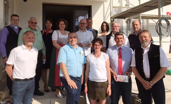 Die Mitglieder der Landkreis-SPD bei der Rohbau-Besichtigung des Barrierefreien Baus in Velden