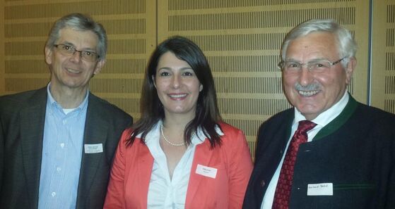 Unternehmer Richard Hampl-Portenlänger mit den Kreisräten Filiz Cetin und Gerhard Babl